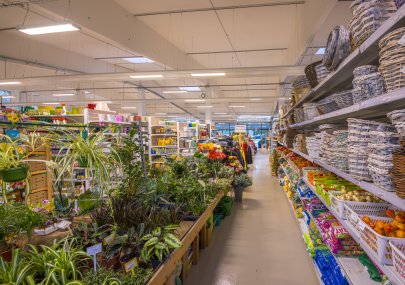 Pokojové rostliny a nádobí v interiéru prodejny