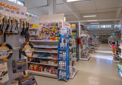 Regály s nářadím Fiskars a zahradní chemií v prodejně