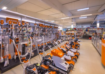 Ulička s křovinořezy a sekačkami STIHL v obchodním domě