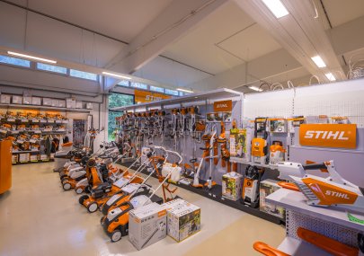 Prodejna zahradní techniky STIHL se sekačkami a vystavenými stroji
