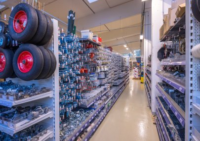 Regály se spojovacím materiálem, kováním a kolečky do dílny