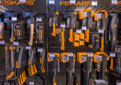 Stěna se sekerami, pilkami a nářadím Fiskars