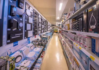 Ulička oddělení elektro se svítidly a elektroinstalačním materiálem